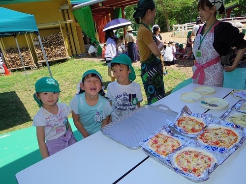 き2 石釜の前で待つ子供たち.jpg